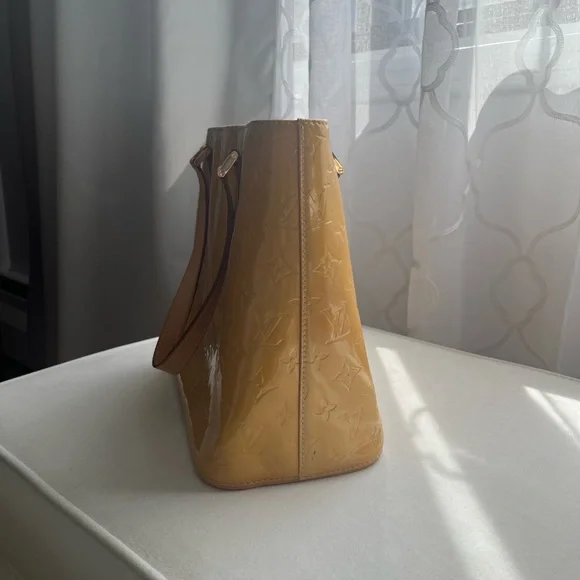 100% Authentic
Louis Vuitton Gold and Tan Houston Vernis - Picture 5 of 14